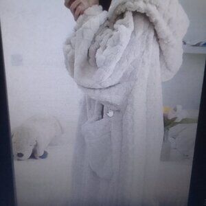 Luxury full length hooded thick warm winter loungewear rope brand new